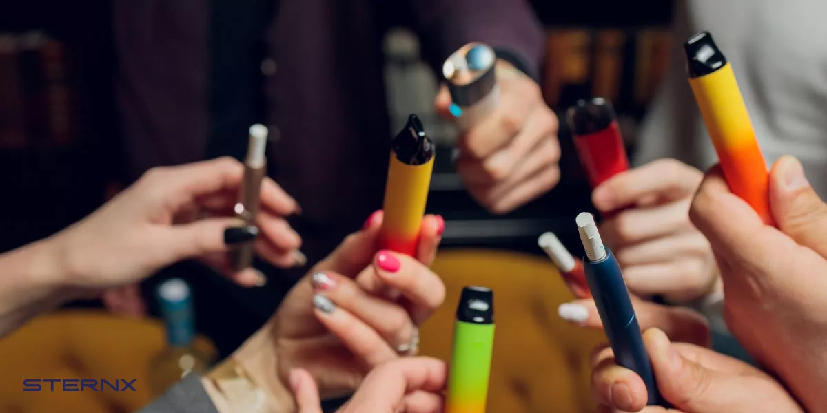 7 أيادي تحمل عصي vaping ملونة مختلفة